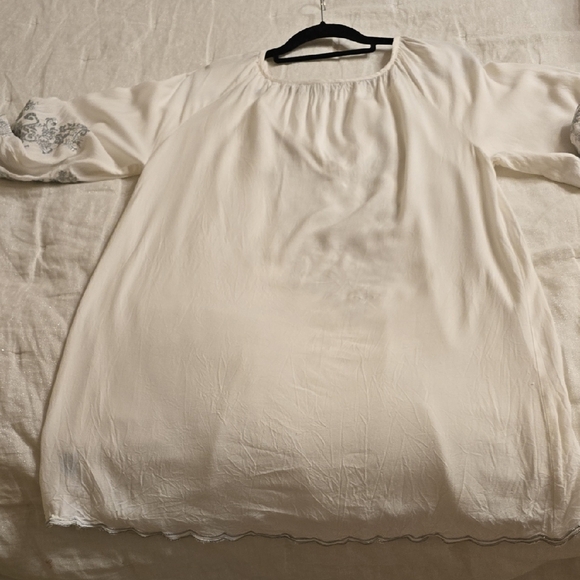 Solitaire Elegant White Tunic with Silver Embroidery - Picture 7 of 13